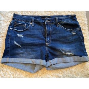 New Kan Can Ila Distressed Tacked Cuffed Short